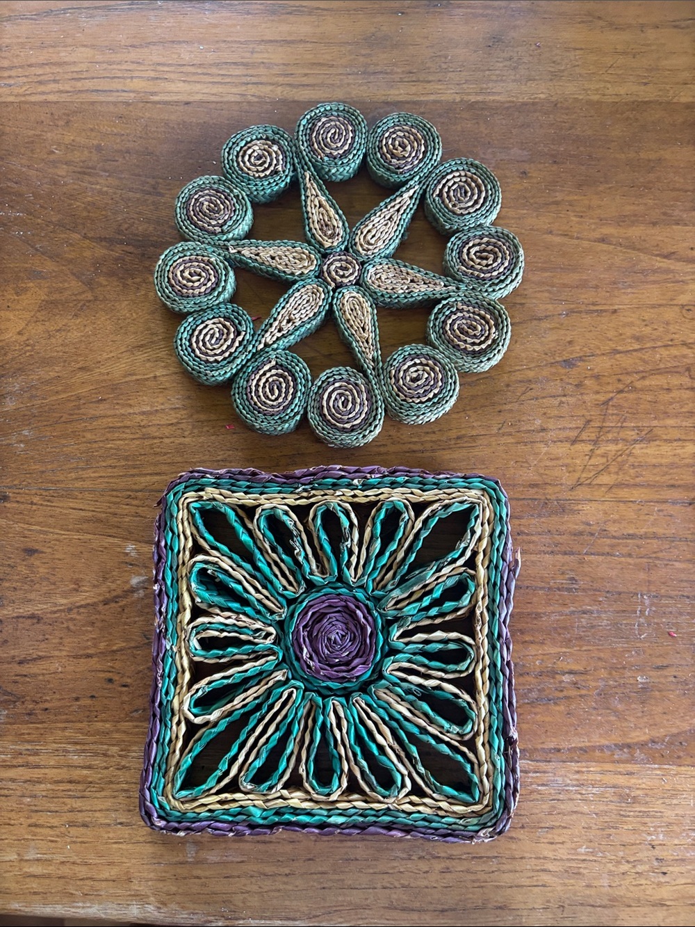 Vintage lot of 2 rattan woven green/gold/purple round/square colorful trivets